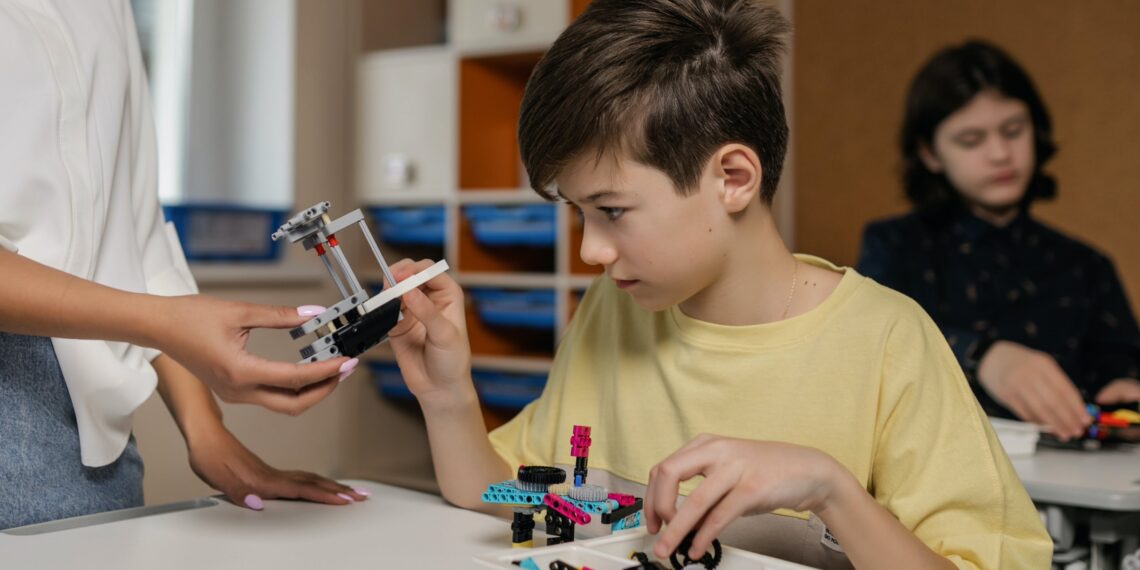 Kinderen boven 9 jaar konden zich aanmelden om een robot te bouwen met behulp van technisch lego. 